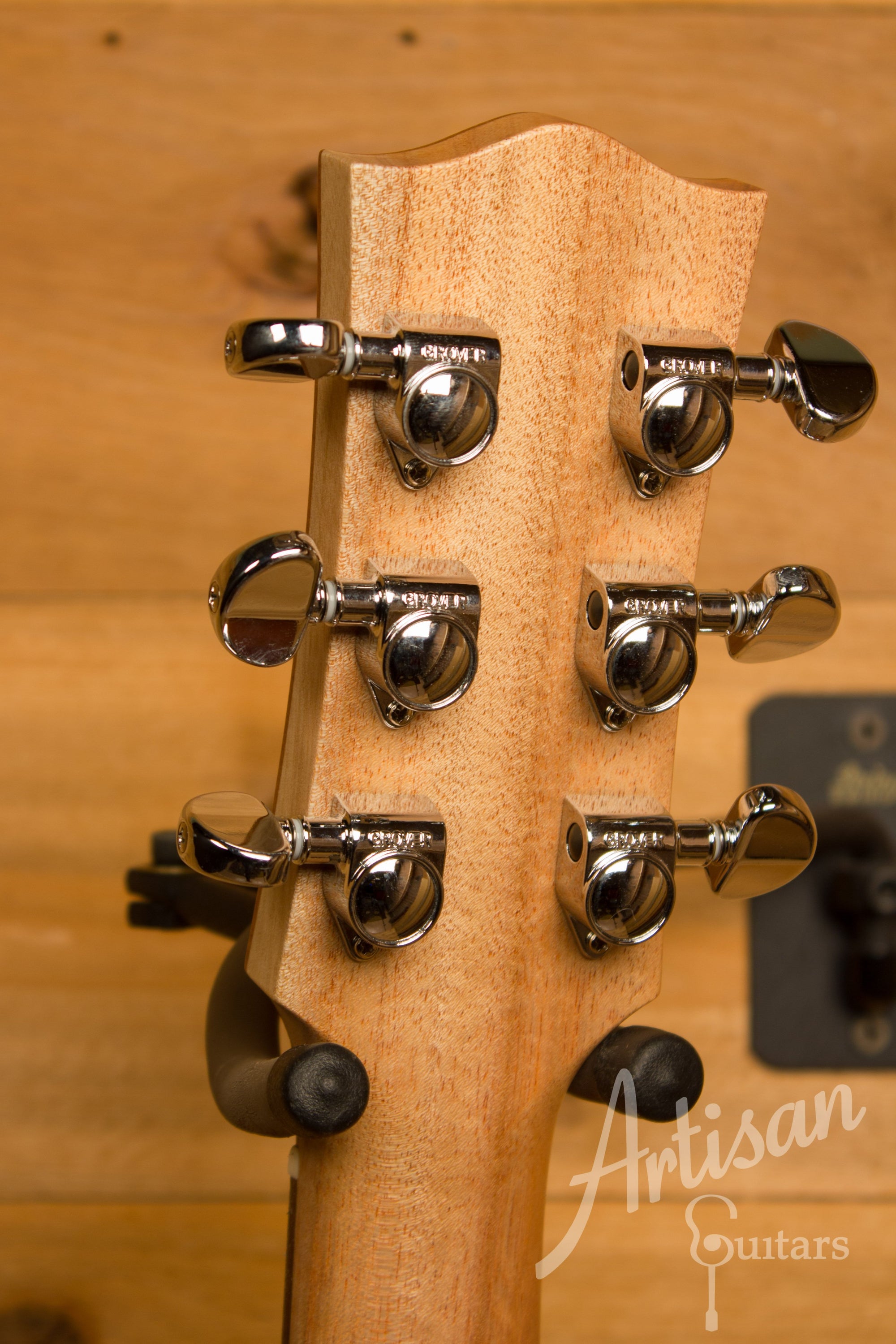 Maton SRS808C Guitar Western Red Cedar and Solid Blackwood Cutaway Pre-Owned 2016 ID-11308 - Artisan Guitars