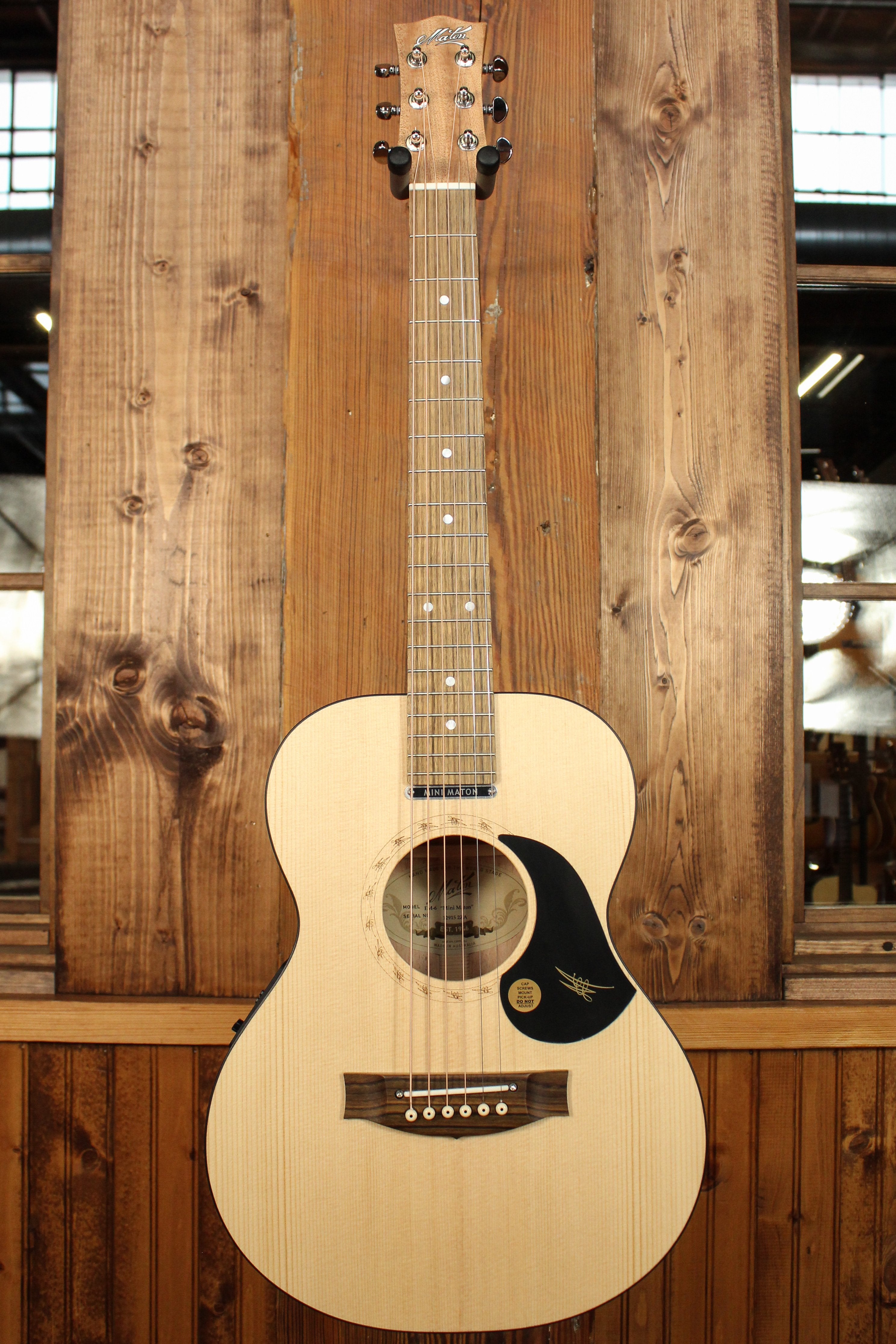 Maton EM6 Mini Guitar Sitka Spuce and Queensland Maple AP5 Original - Artisan Guitars