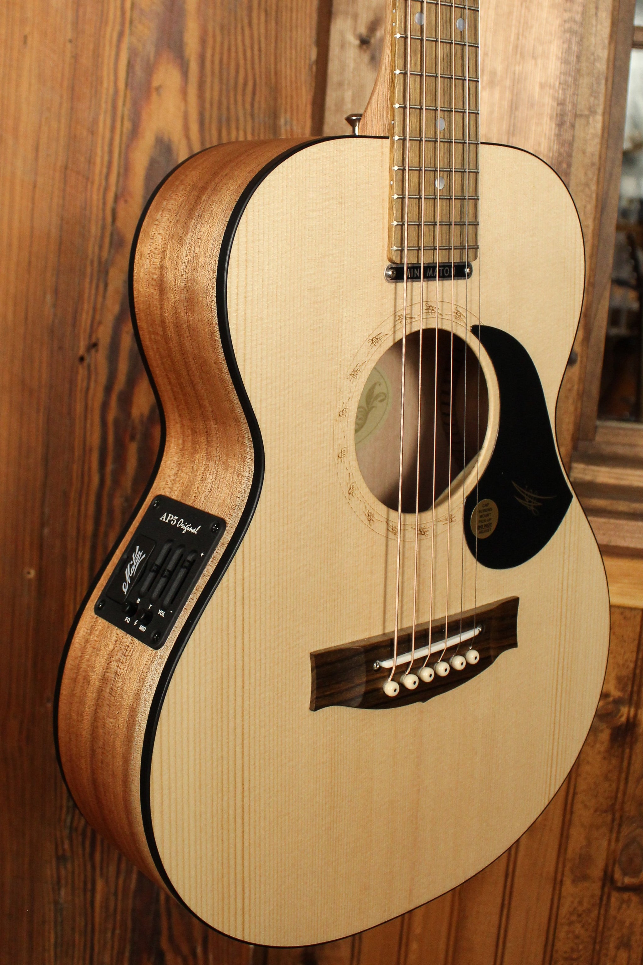 Maton EM6 Mini Guitar Sitka Spuce and Queensland Maple AP5 Original - Artisan Guitars