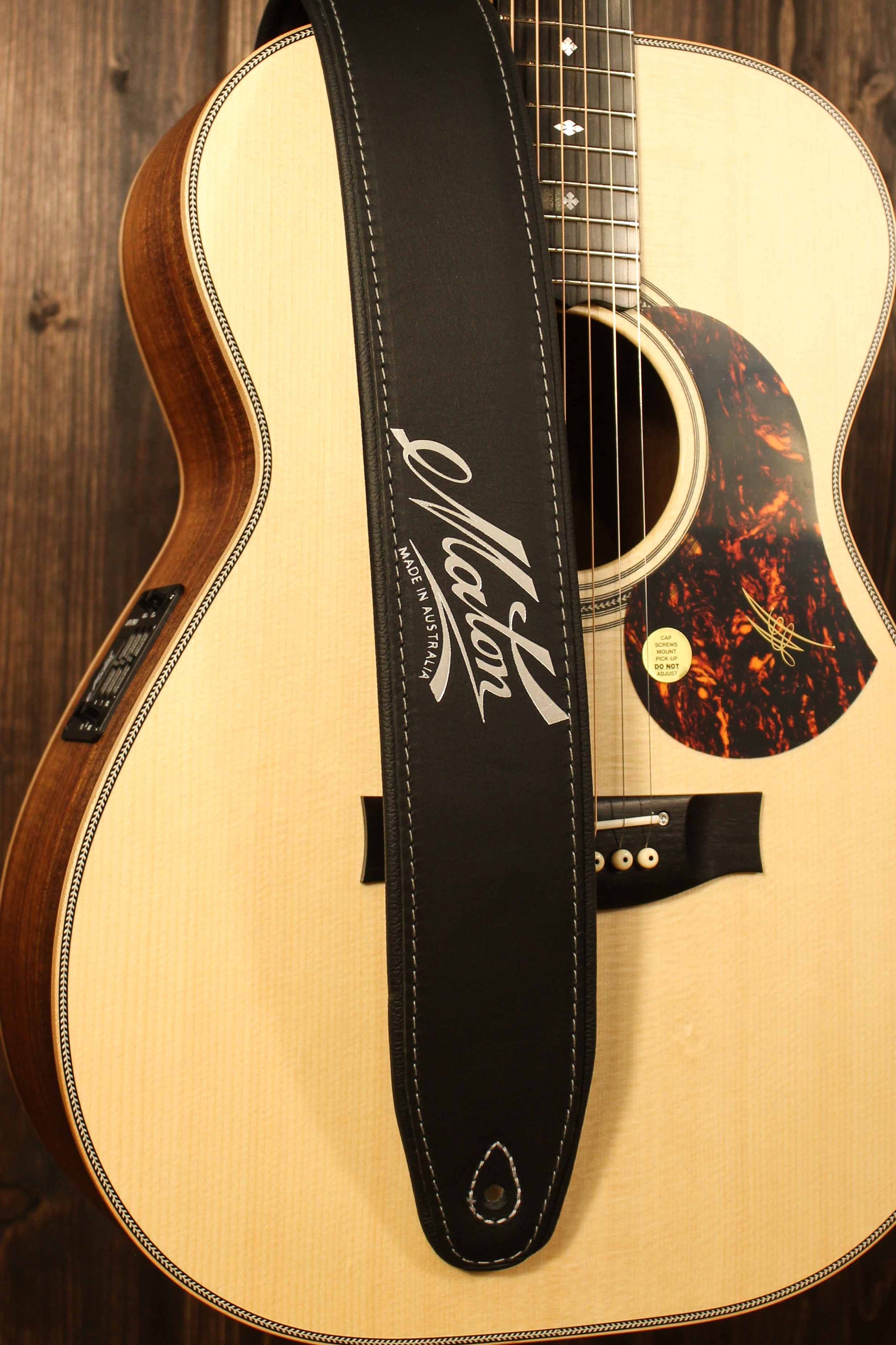 aankleden Afvoer Klusjesman Maton Guitars Deluxe Padded Leather Guitar Strap - Black - 15201 | Artisan  Guitars
