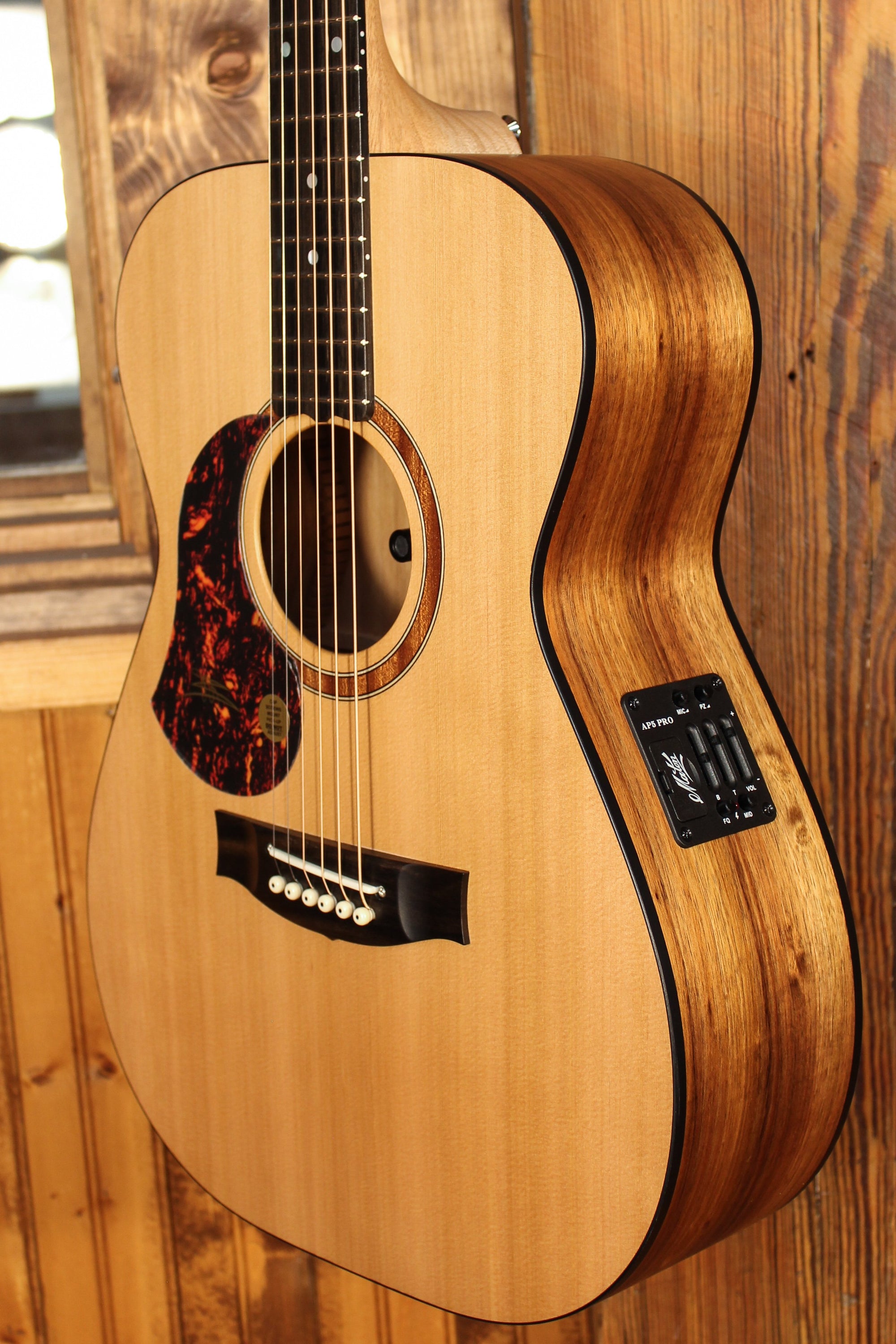 Maton SRS808 Guitar Left-Handed w/ Western Red Cedar & Solid Blackwood - Artisan Guitars