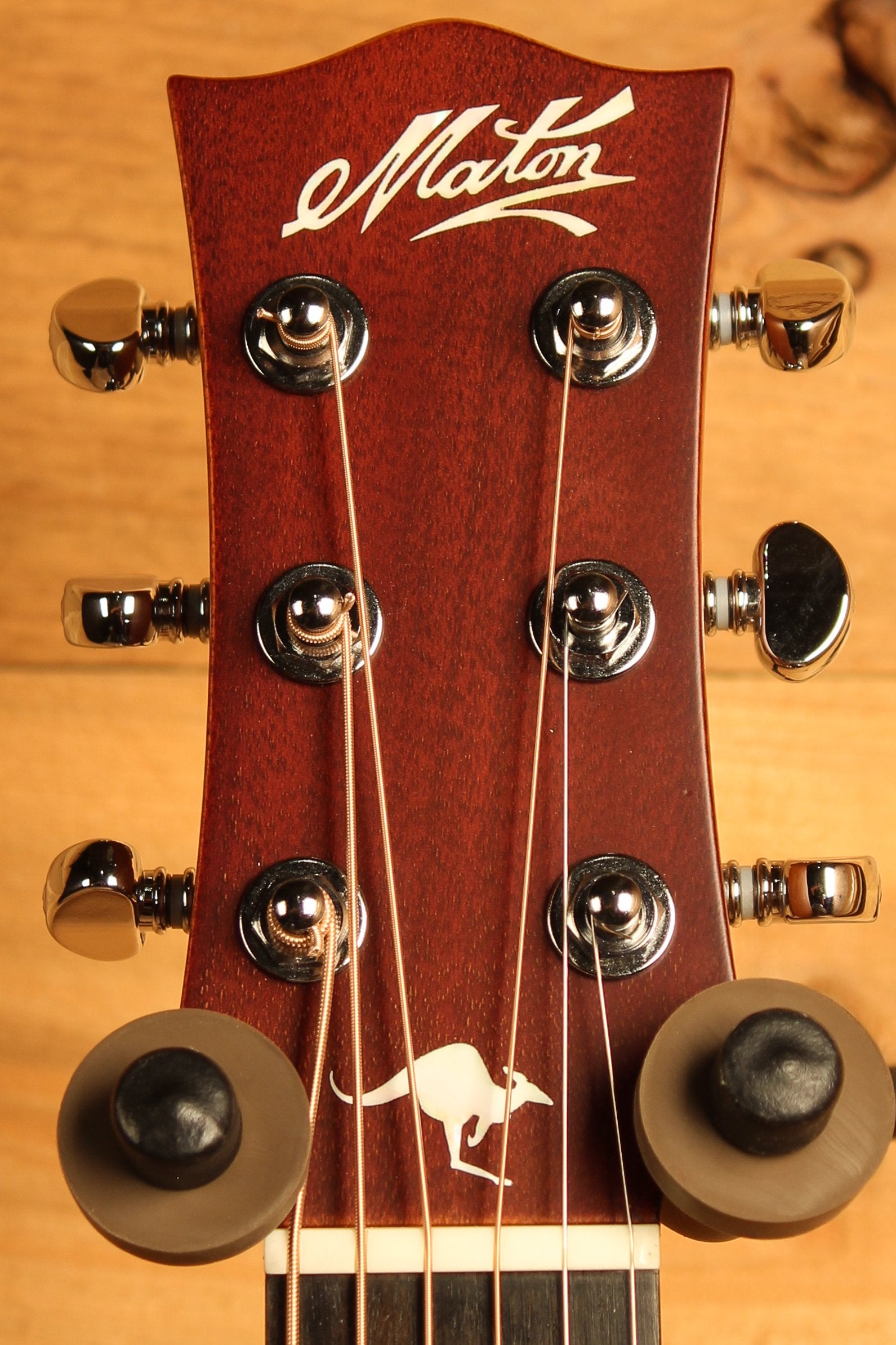 Maton EMTE Tommy Emmanuel Signature Mini Guitar Sitka Spuce & Queensland Maple ID-13463 - Artisan Guitars