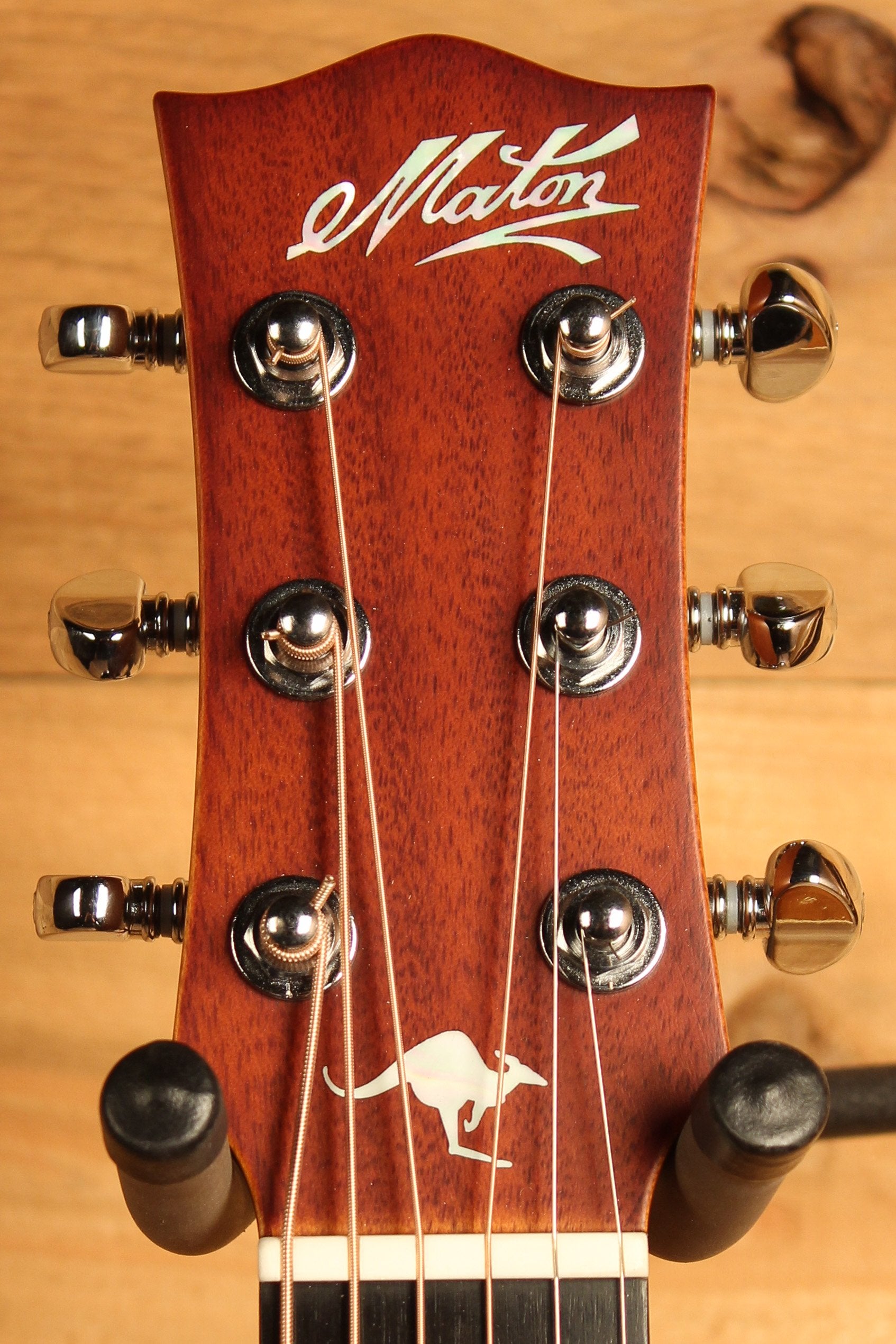 Maton EMTE Tommy Emmanuel Signature Mini Guitar Sitka Spuce & Queensland Maple ID-13310 - Artisan Guitars
