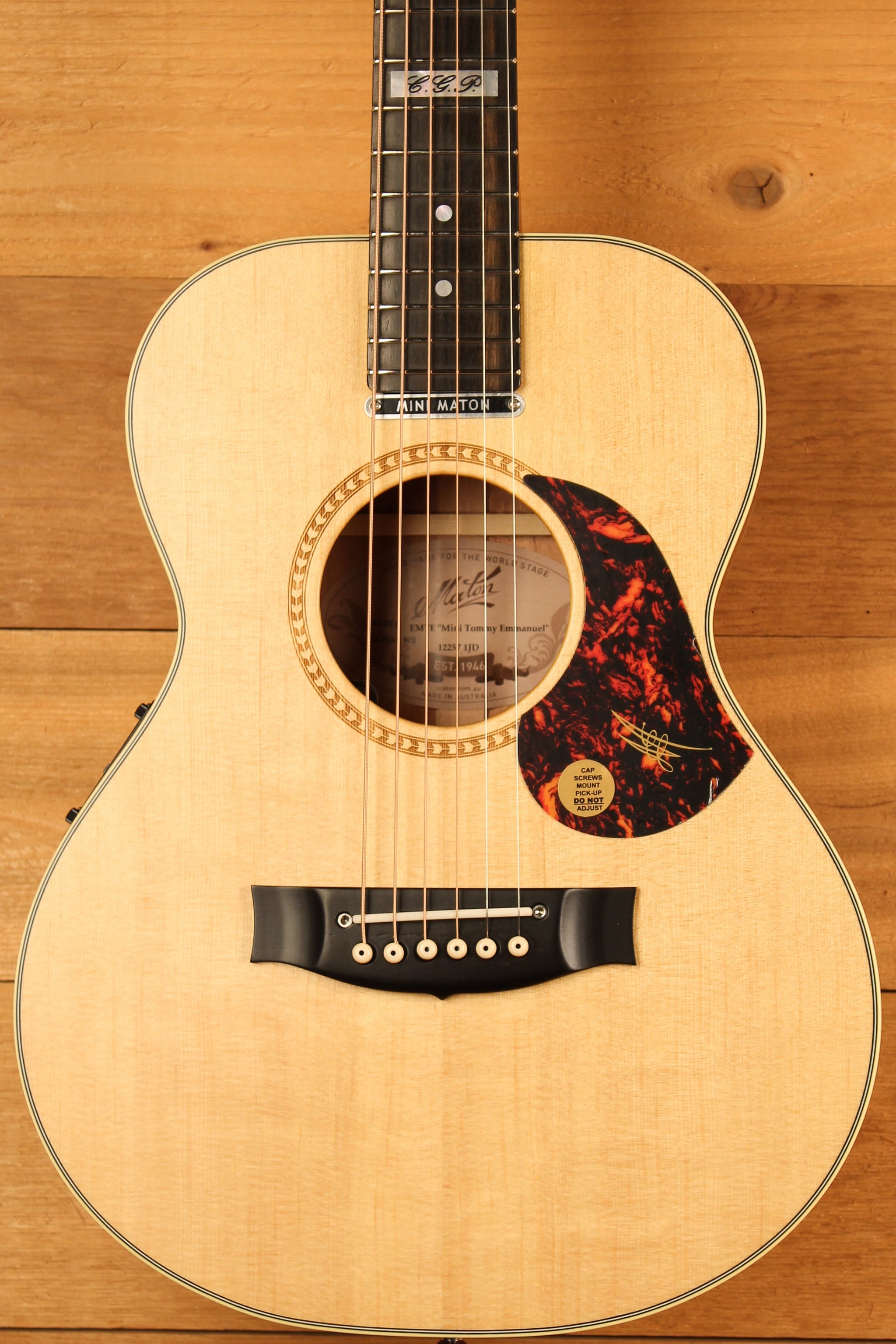 Maton EMTE Tommy Emmanuel Signature Mini Guitar Sitka Spuce & Queensland Maple ID-13463 - Artisan Guitars