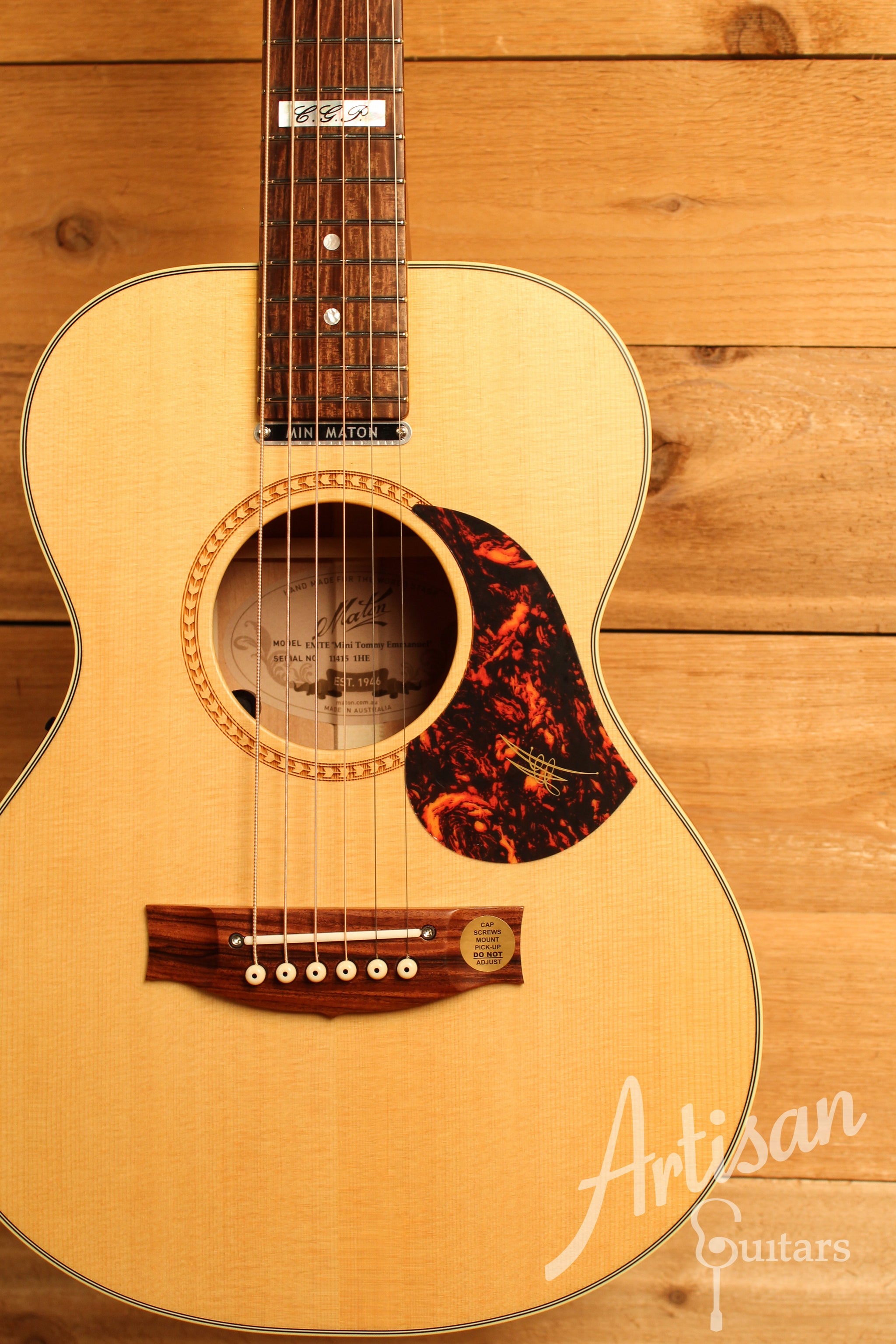 Maton EMTE Tommy Emmanuel Signature Mini Guitar Sitka Spuce and Queensland Maple ID-12901 - Artisan Guitars