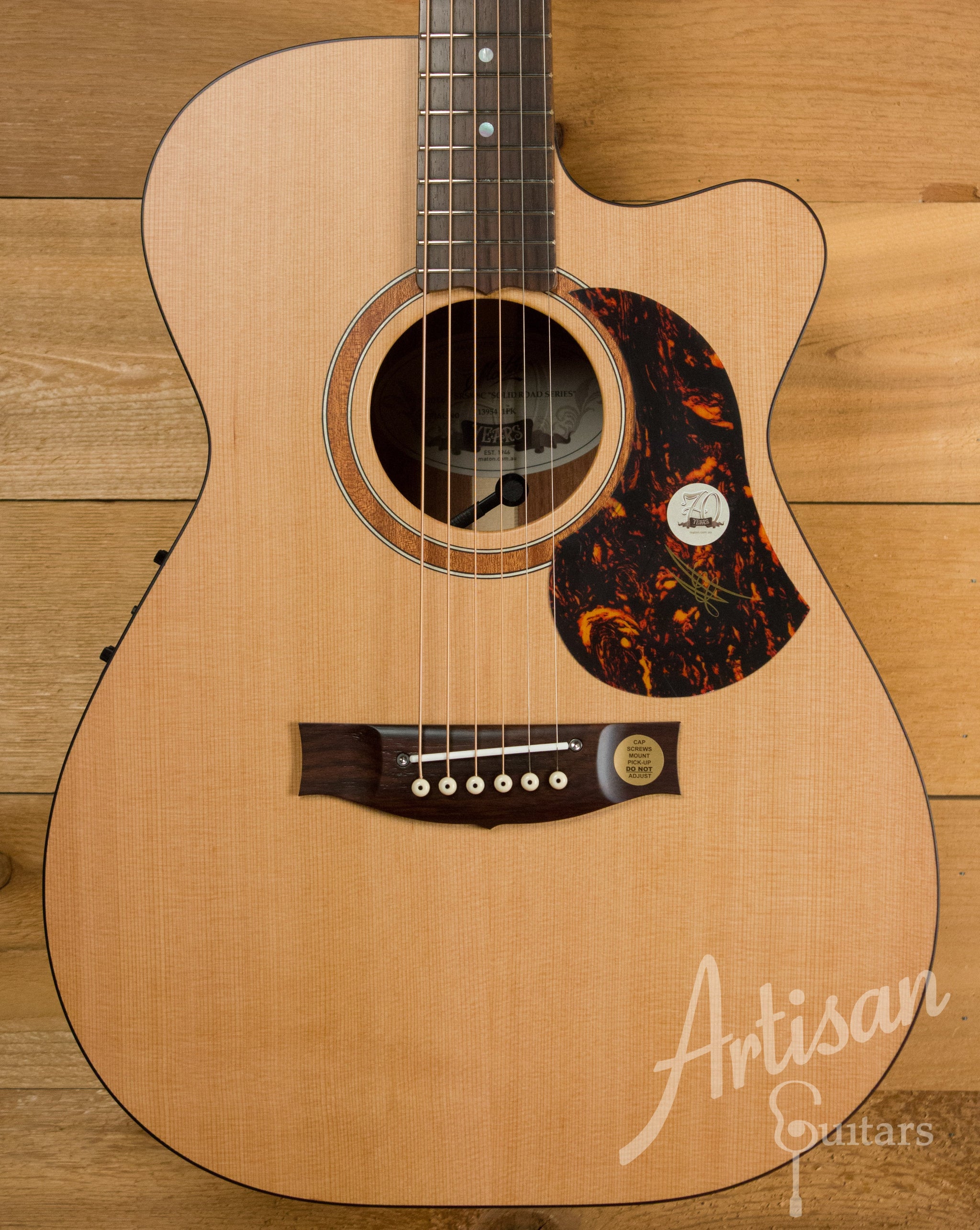 Maton SRS808C Guitar Western Red Cedar and Solid Blackwood Cutaway ID-11207 - Artisan Guitars