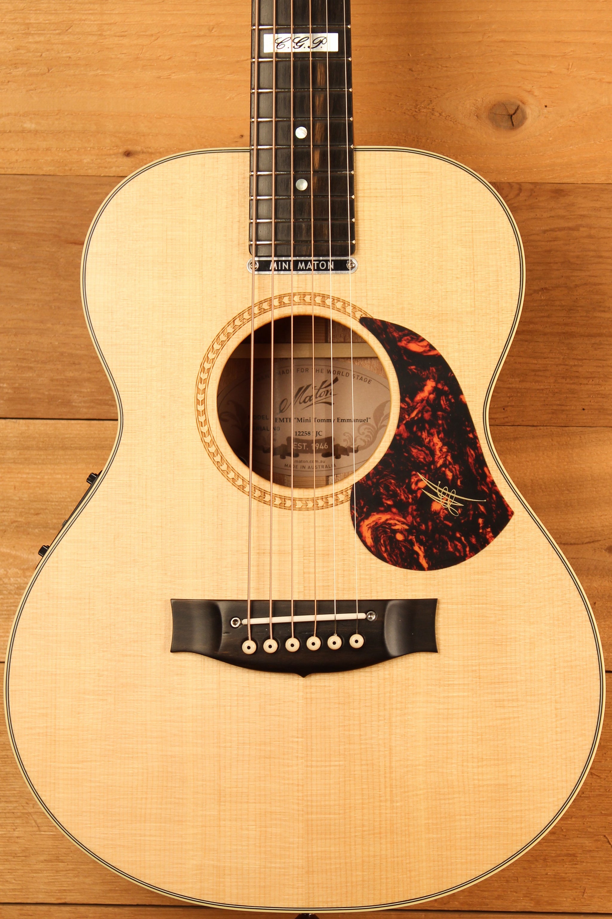 Maton EMTE Tommy Emmanuel Signature Mini Guitar Sitka Spuce & Queensland Maple ID-13464 - Artisan Guitars