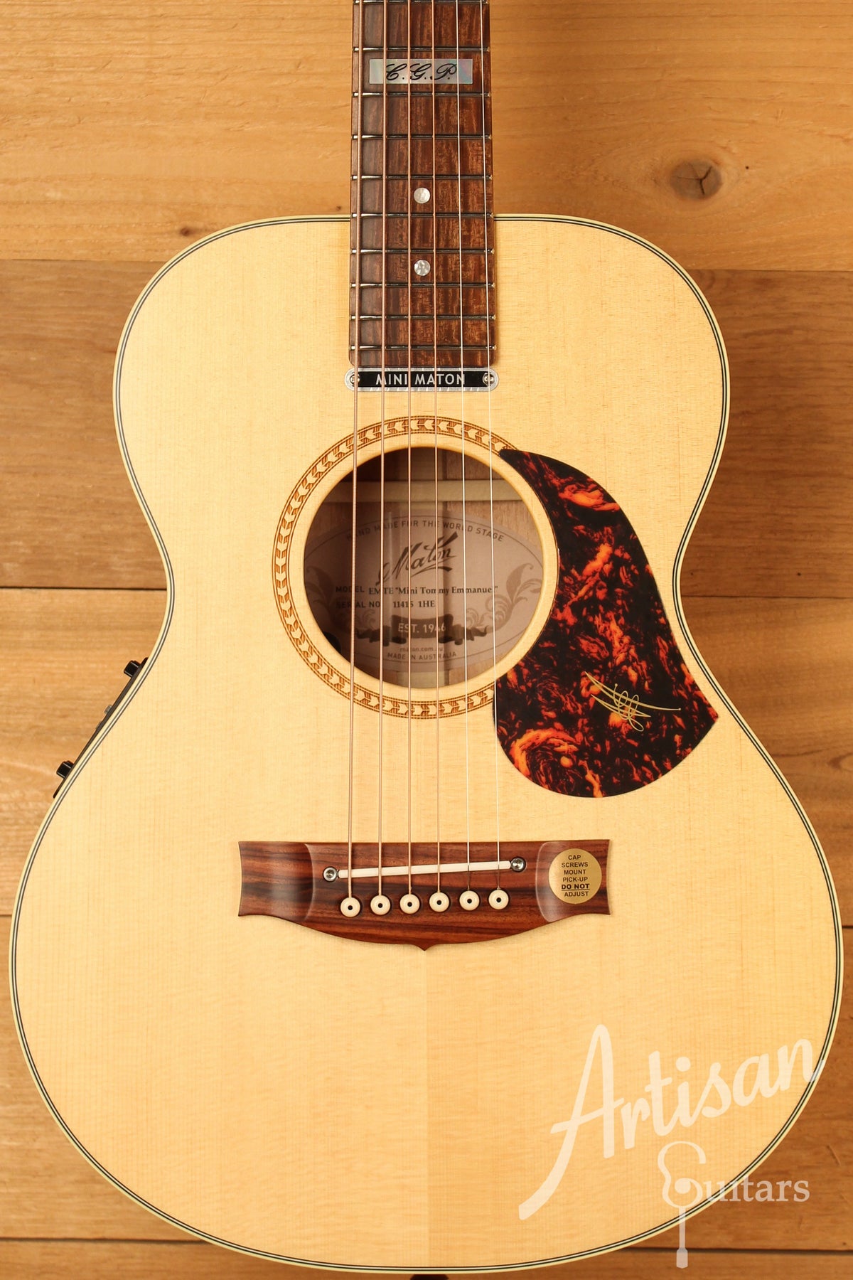 Maton EMTE Tommy Emmanuel Signature Mini Guitar Sitka Spuce and Queensland Maple ID-12901 - Artisan Guitars