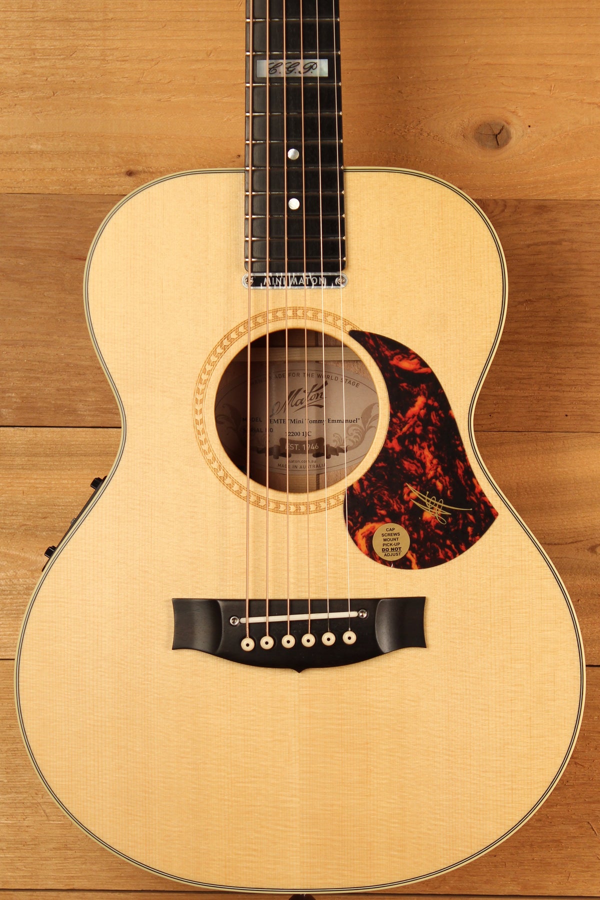 Maton EMTE Tommy Emmanuel Signature Mini Guitar Sitka Spuce & Queensland Maple ID-13310 - Artisan Guitars